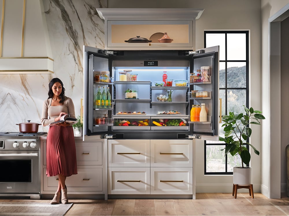 Le réfrigérateur encastré à portes françaises de 48 po